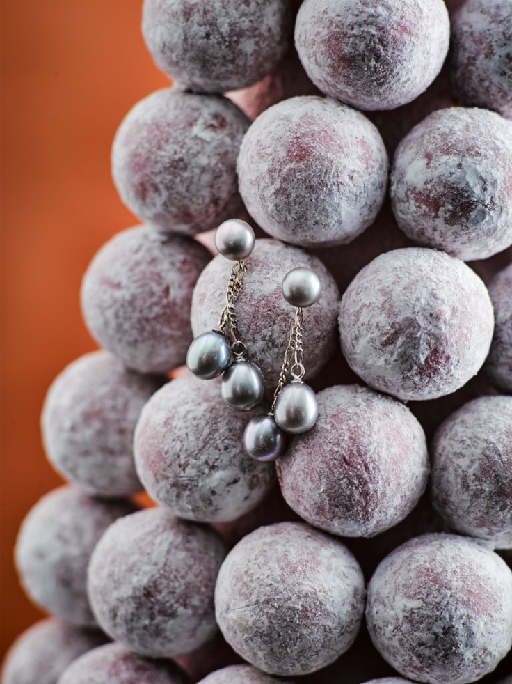 c SMALL Freshwater Double Drop earrings in grey £168